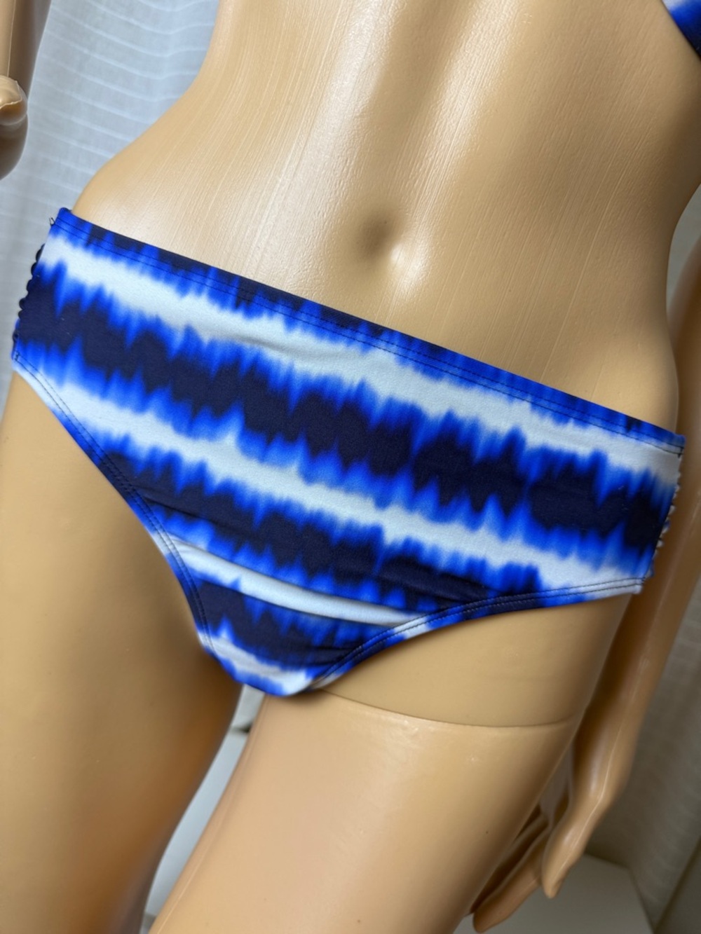 Athleta Blue and White Tie-Dye Bikini Set, Top 38DDD, Bottom Large - Picture 5 of 13